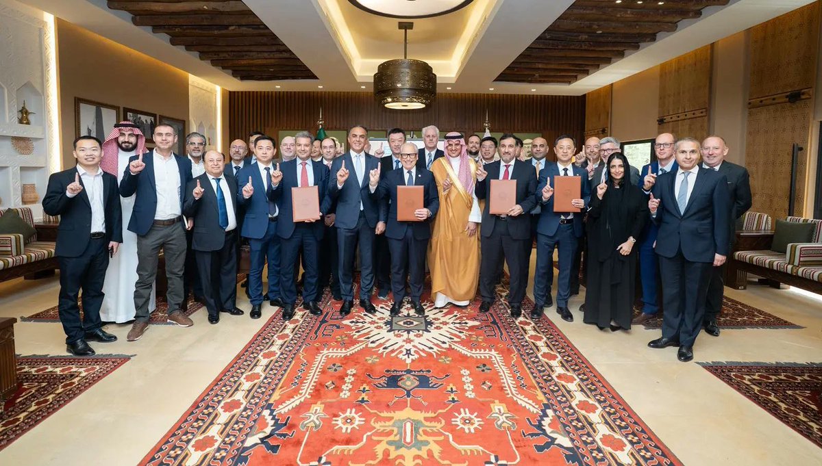 SaudiProject's tweet photo. 🔴 عاجل

شركة #الدرعية تعلن عن ترسية عقد مشروع تطوير #دار_الأوبرا_الملكية بتكلفة استثمارية تبلغ 5.1 مليارات ريال، حيث فازت 3 شركات بعقد تنفيذ المشروع وهي: 

- شركة السيف للمقاولات الهندسية
- الشركة الصينية للهندسة المعمارية
- شركة مدماك للإنشاءات https://t.co/DjfNwDBZnr