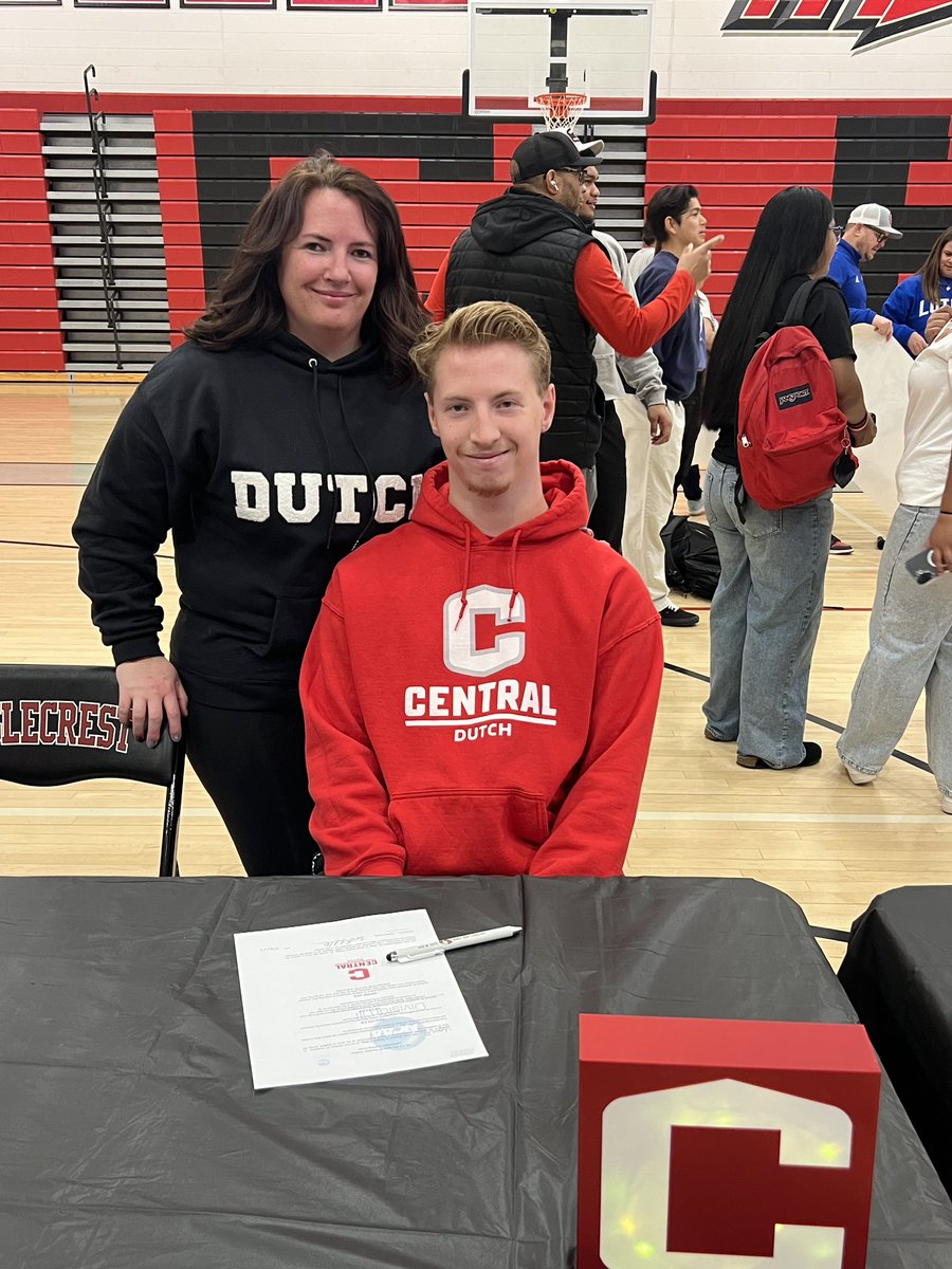 LoganR84's tweet photo. Officially official! #GoDutch @mac4fb @FBCoachGerman https://t.co/TbgH4UEBUD
