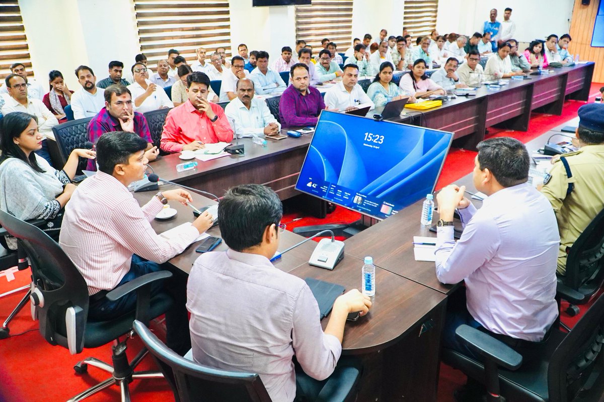 collectorUJN's tweet image. नवागत कलेक्टर श्री रौशन कुमार सिंह ने ली परिचयात्मक बैठक
अधिकारियों को निर्देश — जनहित में योजनाओं का समयबद्ध क्रियान्वयन सुनिश्चित करें
सिंहस्थ 2028, जल गंगा अभियान व गेहूं उपार्जन पर विशेष जोर

#Ujjain #CollectorUjjain #RoshanKumarSingh #GoodGovernance #सिंहस्थ2028