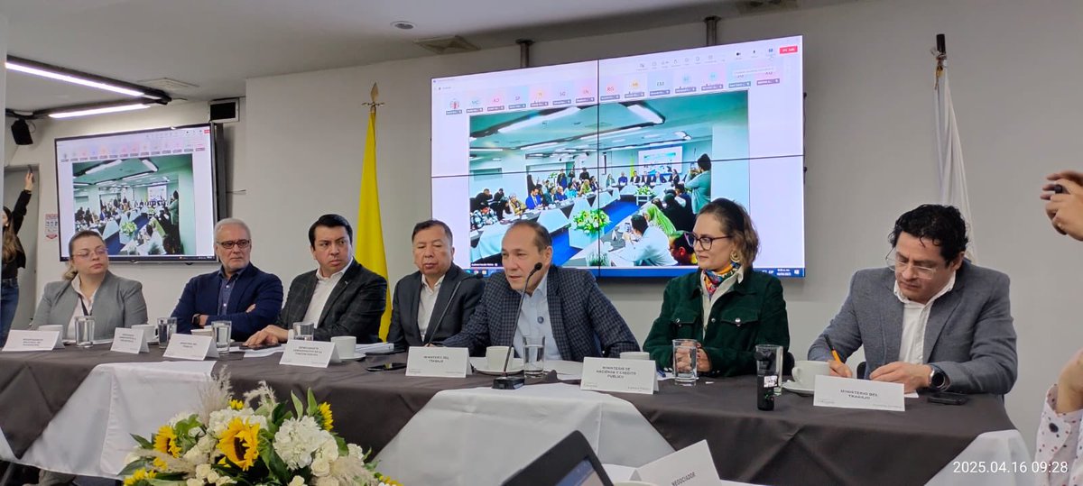sunetcolofc's tweet photo. Desde las 7 am del día de hoy 16/04/25 los trabajadores y el gobierno nacional de @petrogustavo se encuentran instalando la mesa de negociación estatal para las vigencias fiscales 25-26. @GermanSUNET presidente de @sunetcolofc presente en dicha reunión. #SunetSuSindicatoEstatal https://t.co/YJqBd9dTuY