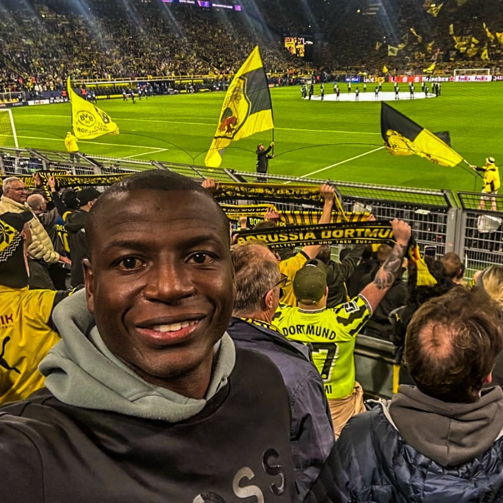eurofootcom's tweet image. 🥹🇨🇴 Adrián Ramos was in the stands for Borussia Dortmund vs Barcelona! 💛🖤
The striker played for BVB from 2014-17 and scored 19 goals during that period.