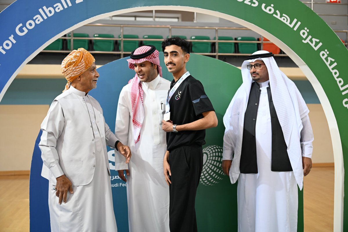 الاستاذ عبدالصمد محمد عبدالصمد، ناظر وقف سفراء التطوع، والاستاذ بندر العوفي، عمدة حي الثغر و الفيحاء في #جدة يتوجون نادي ذوي الإعاقة بمافظة #الرس بالميداليات الفضية بعد حصولهم على المركز الثاني في بطولة كأس المملكة لكرة الهدف.