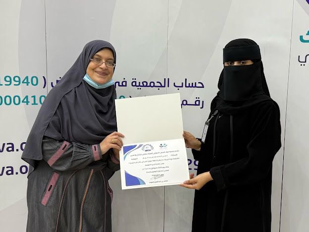 وفي مجال الفن يتجدد اللقاء مع #التطوع_الاحترافي والنهل من الخبرات العملية والعلمية حيث نفّذت جمعية #تبوك للعمل التطوعي الأهلية برنامج تدريبي بعنوان : كيف تحول الفن الى دخل ( فن الريزن )  قدمتها م . لمياء خزيم والتي عرفت بفن الريزن والانواع المختلفة له وكيفية التعامل معه بأمان
