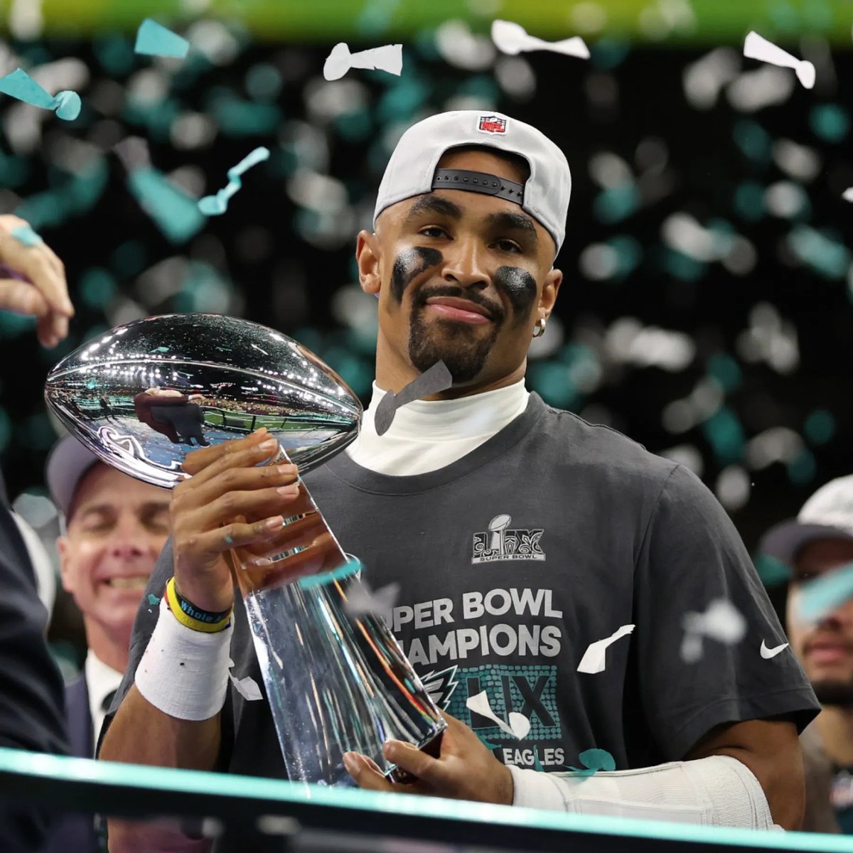 PHLEaglesNation's tweet image. Derek Jeter on Jalen Hurts: "We connected shortly after the SB, and the only thing he asked about was insight on making it back and winning more Championships.. Sometimes people win, then exhale. Jalen is not exhaling. He's embracing the next challenge. Win or lose, Jalen's…