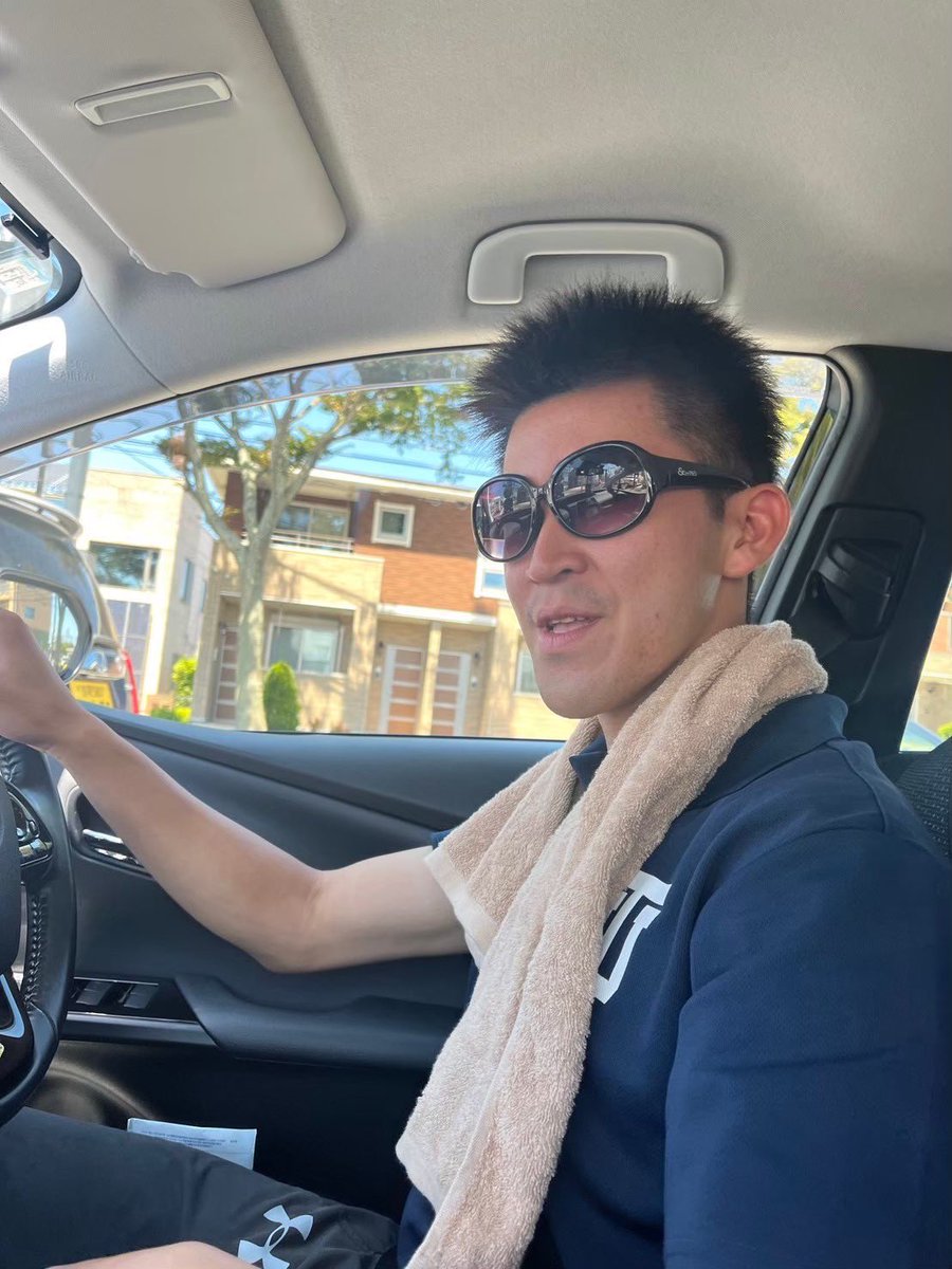 torimedbasket's tweet photo. 部員紹介⑭
新M5 フジワラハルキ
背番号16
倉敷出身
筋肉の塊であり、固定資産税のかかりそうな胸筋の持ち主である。そのフィジカルを活かしゴール下を支配する。ロマンチストであり、恋バナが大好きである。恋愛相談をしたらきっと親身に答えてくれるだろう。手紙を書くのが得意。 https://t.co/keuy84H1S9