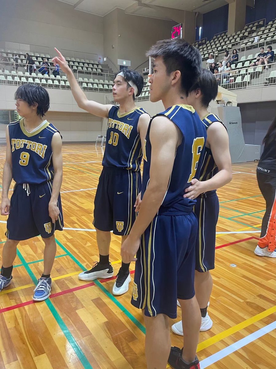 torimedbasket's tweet photo. 部員紹介⑭
新M5 フジワラハルキ
背番号16
倉敷出身
筋肉の塊であり、固定資産税のかかりそうな胸筋の持ち主である。そのフィジカルを活かしゴール下を支配する。ロマンチストであり、恋バナが大好きである。恋愛相談をしたらきっと親身に答えてくれるだろう。手紙を書くのが得意。 https://t.co/keuy84H1S9
