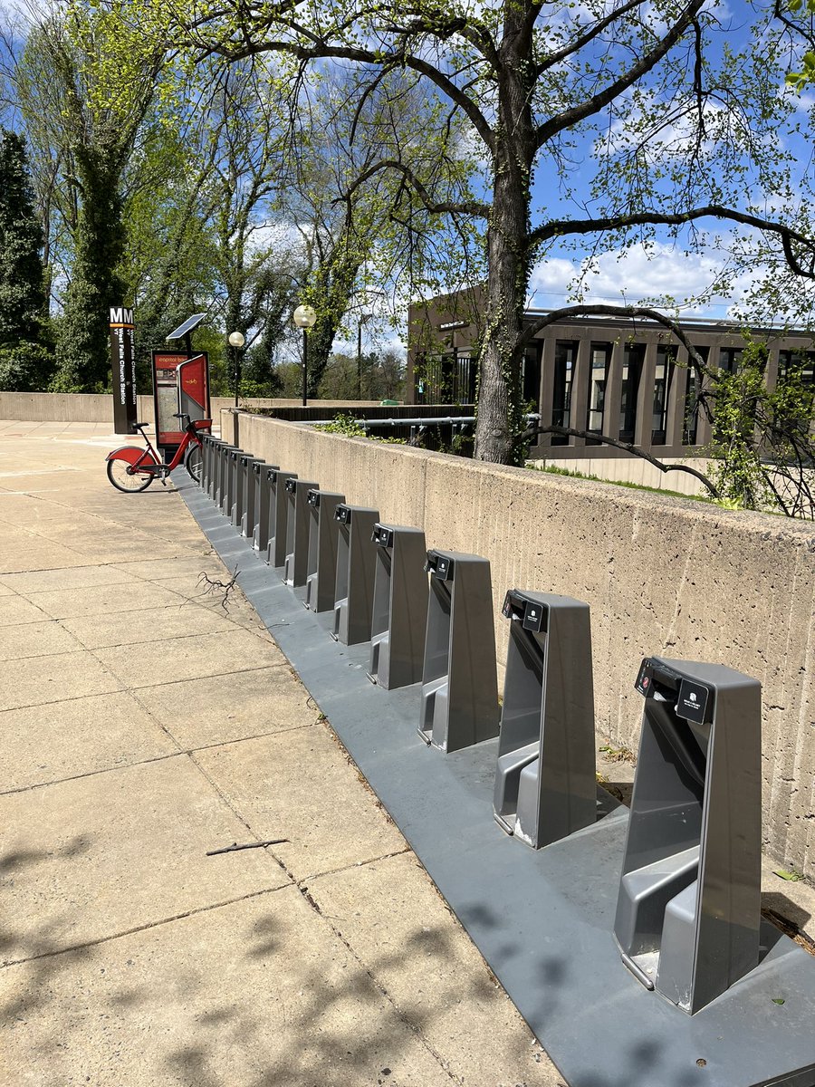 Transiters's tweet photo. @bikeshare Two weeks later and the problem remains … the only bike here is broken!!! https://t.co/uBnrITeUAZ