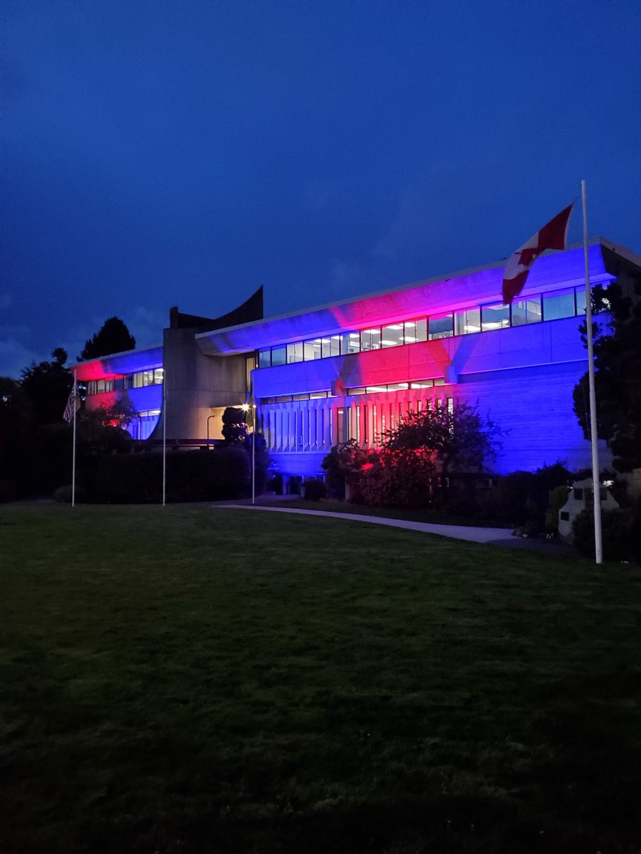 #Saanich Municipal Hall lit up red &amp; blue in recognition of Emergency Service Dispatchers and 9-1-1 Awareness Week. #911BC