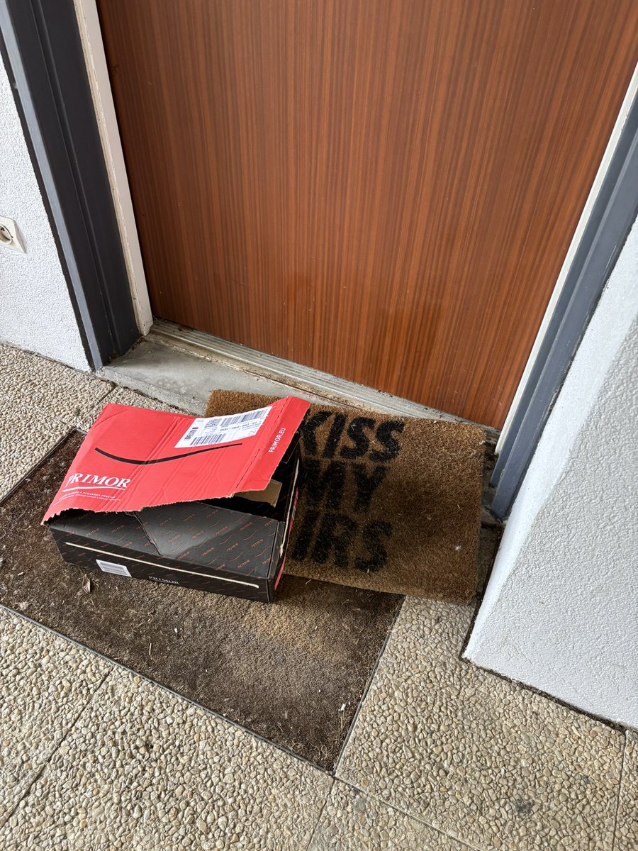 Aurelink78's tweet photo. @ChronopostSAV 
Bonjour,
Commande indiquée livrée mais colis retrouvé devant la porte, ouvert et contenu volé! 

Colis 07294004862722O 

Cordialement. https://t.co/1wJkUr8Ydp