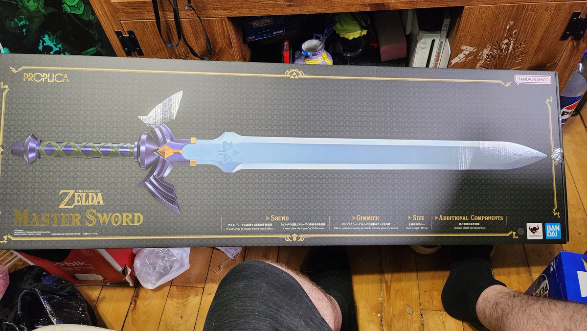 TheChibiSaturn's tweet photo. Got my Master Sword proplica today, it's sick as hell and fucking huge https://t.co/07xIuo6B4E