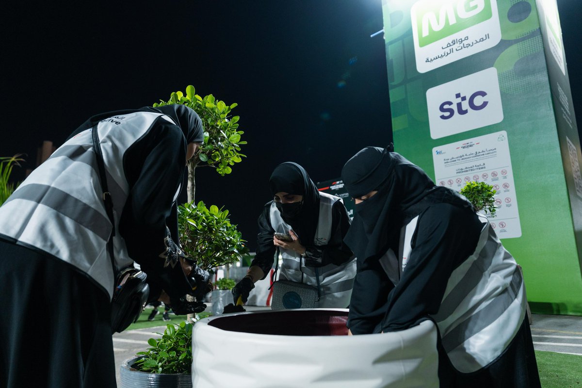 lenobadir's tweet photo. برنامج #لنبادر بـ #محافظة_جدة بالشراكة مع شركة رياضة المحركات السعودية، ينفّذ "المبادرة الخضراء" لزراعة أكثر من 1000 شتلة لتشجير منطقة البادوك بحلبة كورنيش جدة بمشاركة 200 متطوعاً ومتطوعة
تهدف إلى:
•دعم الغطاء النباتي
•رفع مستوى الوعي البيئي في المجتمع 

#فورمولا1_في_السعودية https://t.co/2Mm8V9N8K5