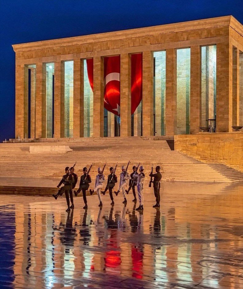 Hem Atatürkçü hem imralıcı olunmaz,
Hem Atatürkçü hem selocu olunmaz,
Hem Atatürkçü hem Sezgin Tanrıkulu'cu olunmaz,
Hem Atatürkçü hem Şebnem Fincancıcı olunmaz,
Hem Atatürkçü hem İbrahim Kaboğlucu olunmaz,
Hem Atatürkçü hem Kavalacı olunmaz,
Hem Atatürkçü hem saitci, rızacı