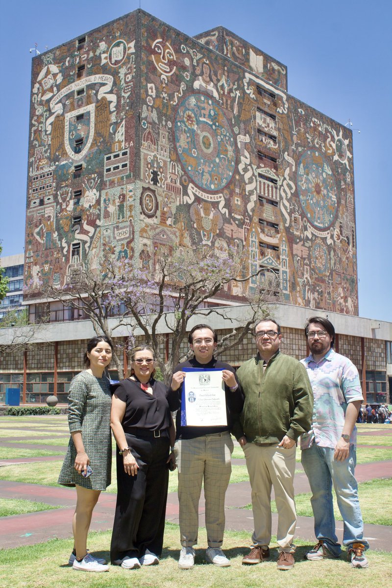 Mi güero Daniel Maldonado recibiendo su título de Médico veterinario en la hermosa C.U. UNAM Universidad Nacional Autónoma de México

Goya, Universidad!
