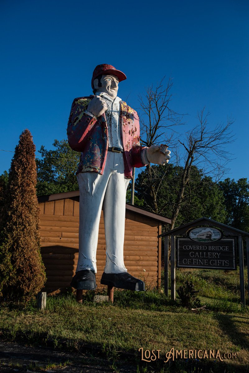 I've always wanted to go back to this #GeminiGiant and make a pile of ice cream by his feet, so it looks like his cone lost its scoop.
#LostAmerican #Indiana