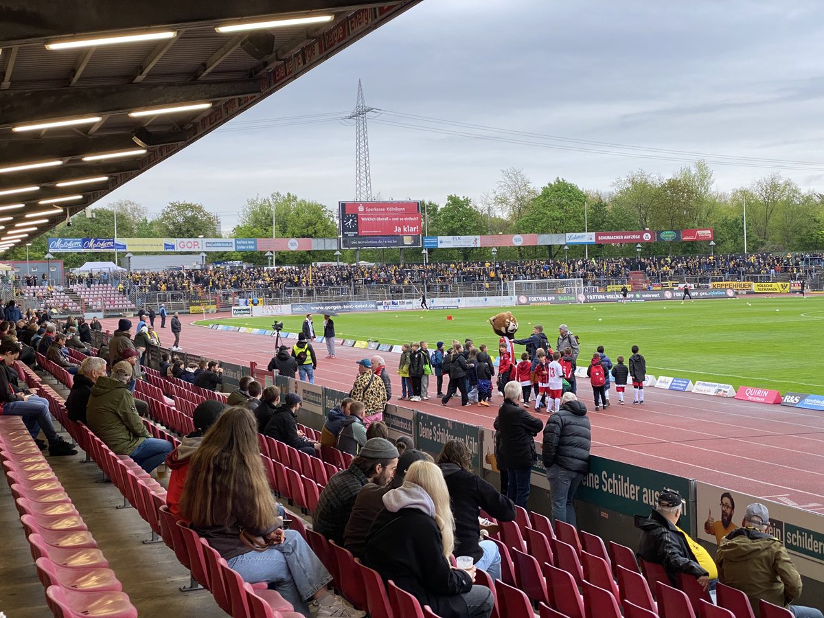 NEC_QAC's tweet image. Half uurtje voor kickoff en de Northkurve met Aachen mannetjes loopt al lekker vol. Fortuna Köln (4e niveau) tegen Allemania Aachen (3e niveau) voor een finaleticket tegen Viktoria Köln. De winnaar van de Mittelrheinpokal speelt 1e ronde DFB-Pokal komend seizoen… 🇩🇪 #FORAAC