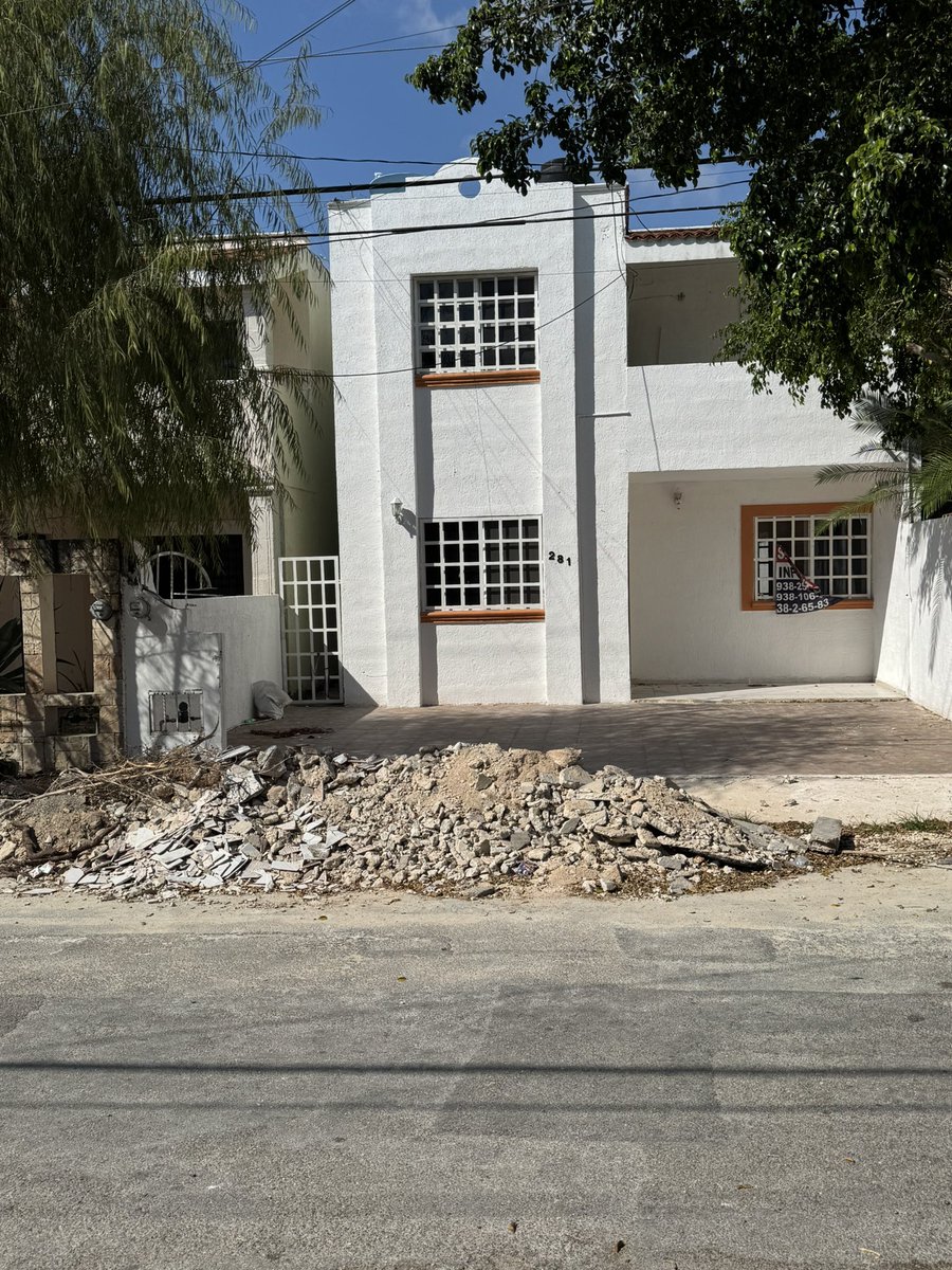 xailacosta's tweet photo. @CeciliaPatronL Alcaldesa seguimos sin apoyo de su parte. Hemos hecho muchos reportes sobre este vecino que dejó su escombro a mitad de la calle y ustedes no nos han apoyado a resolver este problema. Cuanto más tenemos que esperar? Que ocurra un accidente ?6a 281 x17b y 18 jardines vista alegre https://t.co/d5L2bh3NMr