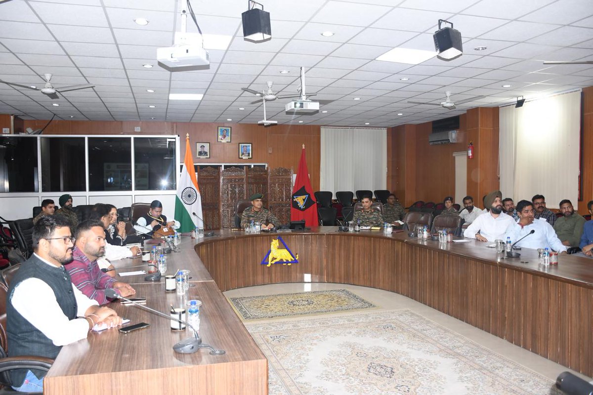 prodefencejammu's tweet photo. #IndianArmy #InServiceToTheNation

#TigerDivision conducted a familiarisation visit for media personnel from #Jammu, fostering #synergy &amp; reinforcing our shared commitment towards #Nationbuilding.

@SpokespersonMoD
 @adgpi
@OfficeOfLGJandK 
@CM_JnK 
@westerncomd_IA 
@diprjk 
@ANI https://t.co/chdzeL4163