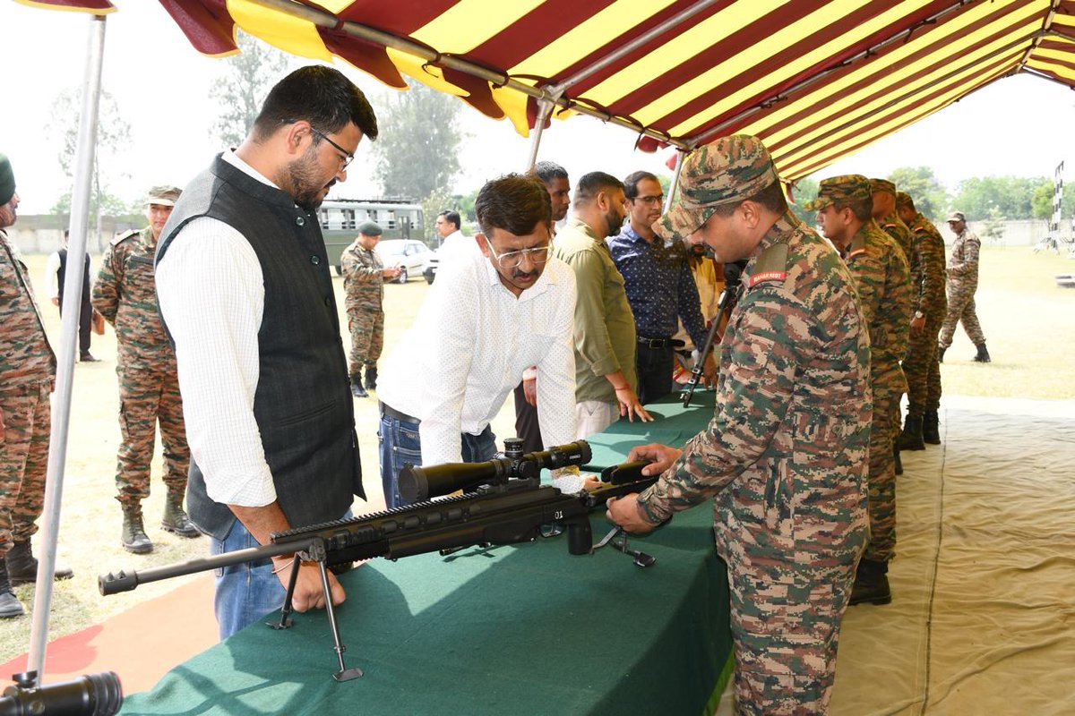 prodefencejammu's tweet photo. #IndianArmy #InServiceToTheNation

#TigerDivision conducted a familiarisation visit for media personnel from #Jammu, fostering #synergy &amp; reinforcing our shared commitment towards #Nationbuilding.

@SpokespersonMoD
 @adgpi
@OfficeOfLGJandK 
@CM_JnK 
@westerncomd_IA 
@diprjk 
@ANI https://t.co/chdzeL4163