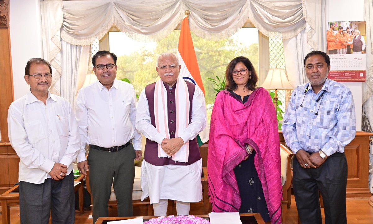 NasviIndia's tweet photo. NASVI delegation meets Hon’ble Cabinet Minister Shri Manohar Lal (MoHUA), urging protection for PMSVANidhi &amp; CoV holders, regular TVC meetings, and better vending zone management. A memorandum was submitted.
#NASVI #MoHUA #StreetVendors #PMSVANidhi #UrbanDevelopment #VendorRights https://t.co/Pifj7j7Qqv