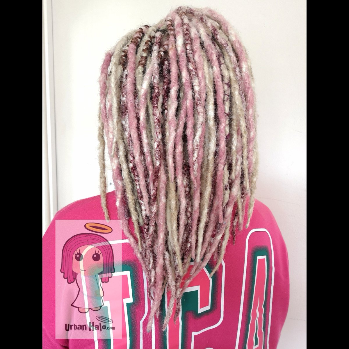 Urban_Halo's tweet image. Covid clear &amp;amp; feeling much better so back in business! 

Nice light first job giving Sue's #dreadextensions a fresh little twist. 
Blonde, rose &amp;amp; burgundy raspberry ripples!
❤️🩷🤍 😇

#urbanhalouk #dreadlocks #dreads #dreadhead #dreadlove #dreadlife #fyp
