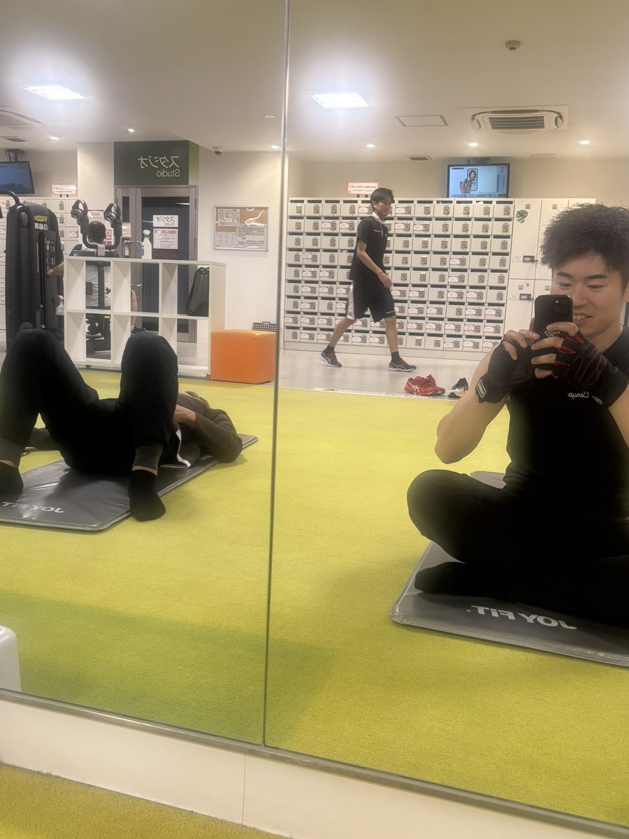 久しく足トレしてなかったからめっちゃ足痛い😂

ほんで、22時くらいから爆睡して今に至る...
お腹すいた

#筋トレ