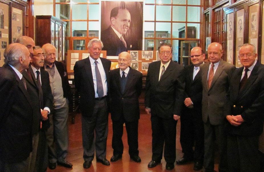 En esta imagen de la visita de MVLL al Instituto Raúl Porras de San Marcos en 2011 aparece, al lado de Vargas Llosa, una de las dos personas que más hicieron por mí en mis años universitarios, uno de los dos mentores que tuve la suerte de tener en la universidad: el doctor Jorge