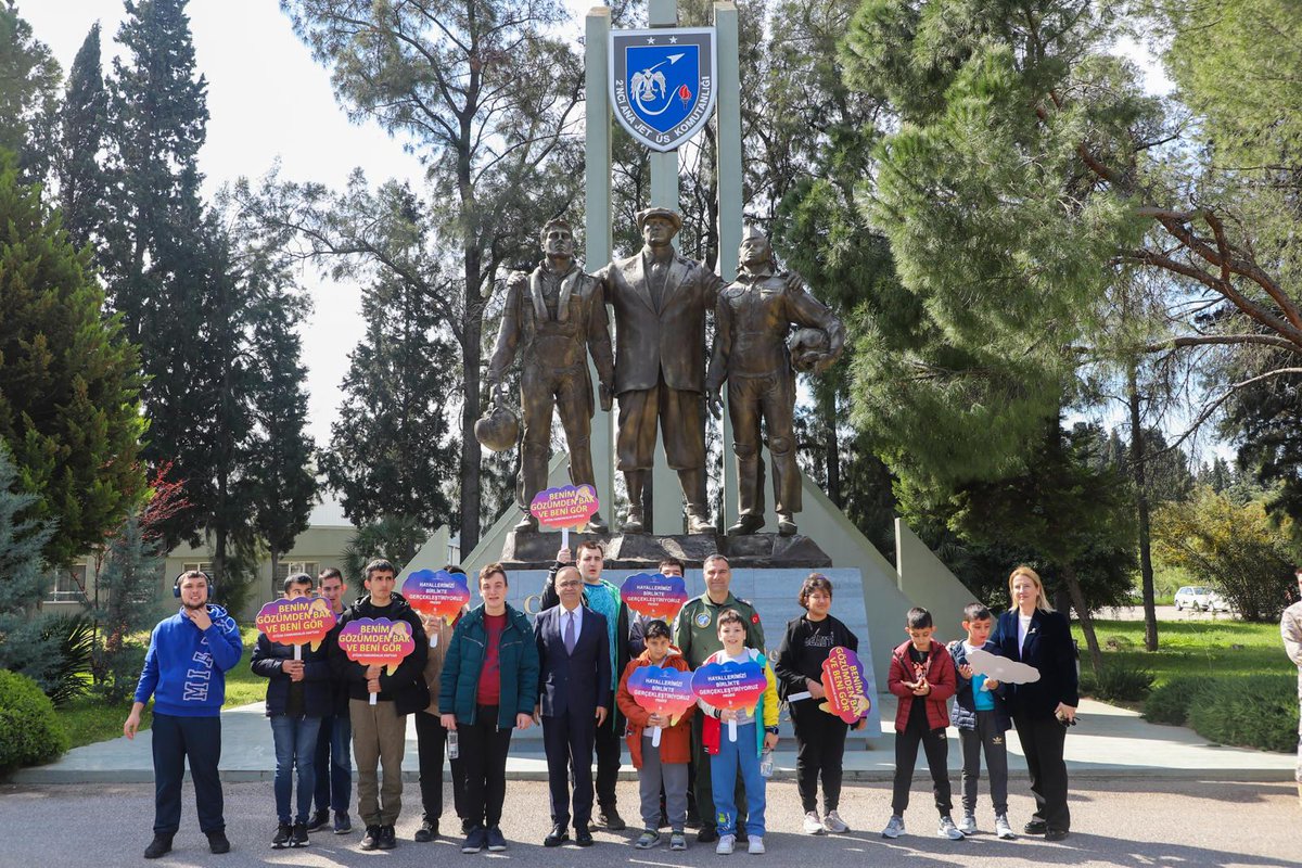 izmir_ilmem's tweet photo. ✈️Otizm Farkındalık Günü kapsamında; otizim tanısı olan çocuklar için, Hava Kuvvetleri Komutanlığımıza bağlı 2’nci Ana Jet Üs Komutanlığında İzmir İl Millî Eğitim Müdürlüğü ile birlikte"Gökyüzündeki Farkındalık Etkinliği" gerçekleştirilmiştir.
@tcmeb @drsuleymanelban @yahsiomer https://t.co/HyXS7e2827