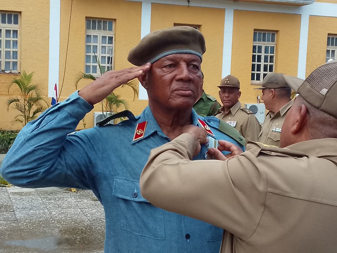 #CubaViveEnSuHistoria  y un día como hoy conmemora con orgullo el Día del Miliciano, rindiendo homenaje a los héroes de Playa Girón, quienes escribieron una página gloriosa en nuestra historia. #CubaVencerá #64AñosDeGirón