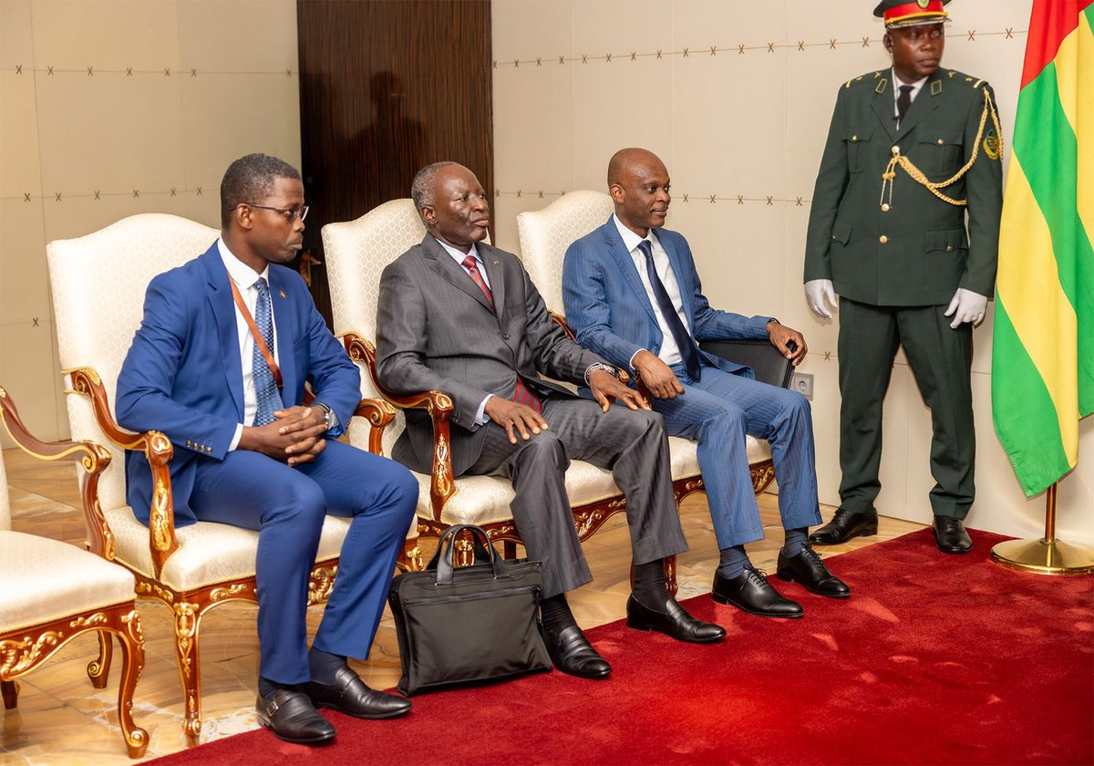 PresidenceTg's tweet photo. Le Président de la République, SEM @FEGnassingbe Faure Essozimna Gnassingbé, a effectué ce 16 avril 2025 une visite d’amitié et de travail à Luanda, en Angola, où il a eu un tête-à-tête avec son homologue, SEM @jlprdeangola João Lourenço, Président en exercice de l’Union africaine @_AfricanUnion.

Au centre des échanges : la crise à l’Est de la RDC, une région en proie à un conflit armé et pour laquelle le Chef de l’Etat a été désigné officiellement par l’Union africaine comme médiateur.