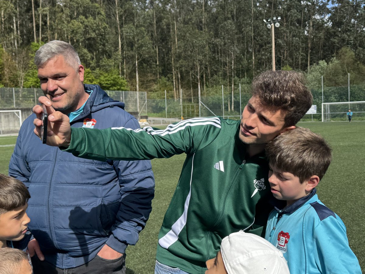 racingferrolsad's tweet image. Que boa tarde pasamos coa rapazada e familias do EF Irmandiños en San Sadurniño!!!!

Fran Manzanara, Pocho Insúa e David Castro compartiron cos máis pequerrechos as súas experiencias, animándoos a gozar do fútbol e do compañeirismo.

 #ADNracinguista