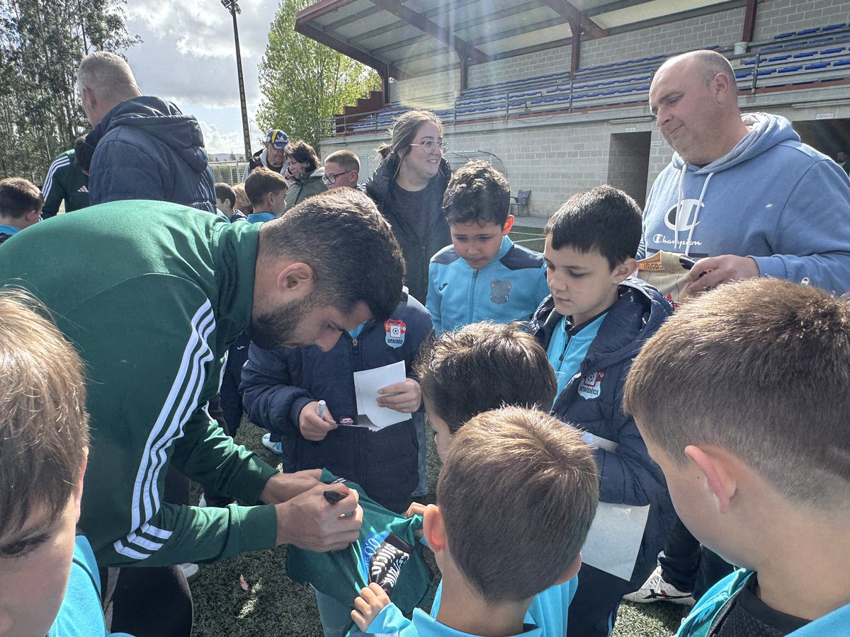 racingferrolsad's tweet image. Que boa tarde pasamos coa rapazada e familias do EF Irmandiños en San Sadurniño!!!!

Fran Manzanara, Pocho Insúa e David Castro compartiron cos máis pequerrechos as súas experiencias, animándoos a gozar do fútbol e do compañeirismo.

 #ADNracinguista
