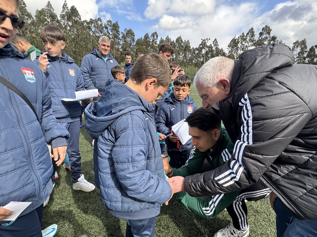 racingferrolsad's tweet image. Que boa tarde pasamos coa rapazada e familias do EF Irmandiños en San Sadurniño!!!!

Fran Manzanara, Pocho Insúa e David Castro compartiron cos máis pequerrechos as súas experiencias, animándoos a gozar do fútbol e do compañeirismo.

 #ADNracinguista