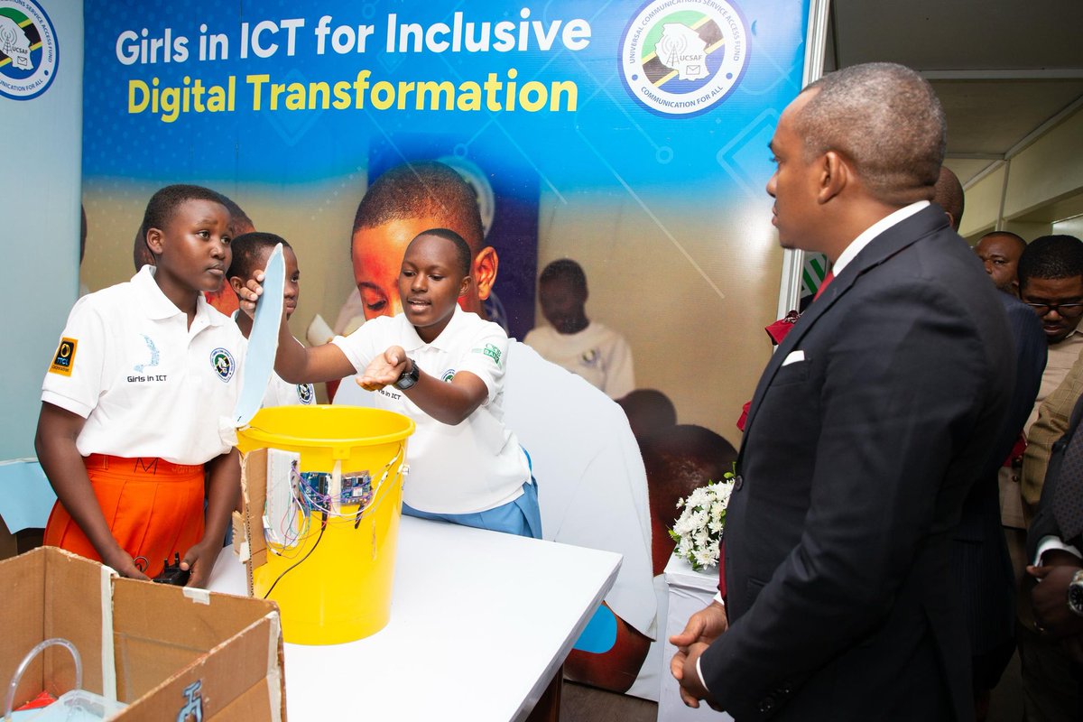 Waziri wa Mawasiliano na Teknolojia ya Habari, Mhe. Jerry William Silaa (Mb), akifanya ukaguzi wa ubunifu wa kiteknolojia uliofanywa na wanafunzi walioshiriki mafunzo ya TEHAMA kwa wasichana 2025, yaliyofanyika katika ukumbi wa AICC, Jijini Arusha.