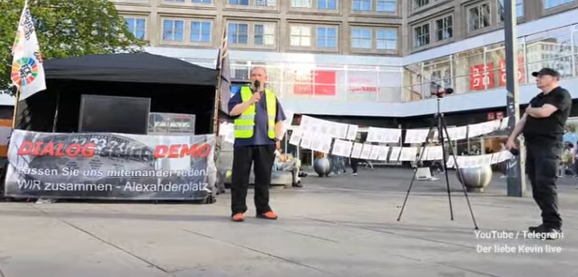 Bronx58's tweet image. Achtung am Alexanderplatz, #Berlin, #Agenda_2030 startet mit Sven #Streck und Uwe #Rassek. 
Das #Sektentreffen lockte auch #Dosenbier Kevin #Gabbe an, welcher schon seinen Promille Pegel erreicht hat.

#Querdenken #BrauneBrut #Lumpenpazifisten #FckNZS #FckAfD