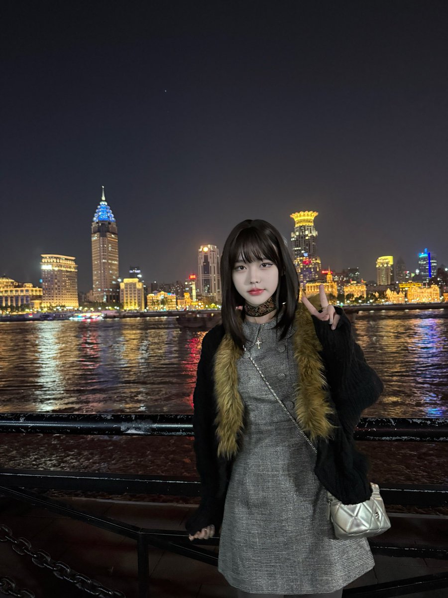 Ayebxyuqnaju's tweet photo. 手机塞给路人拍的 https://t.co/k8QetFi8Di