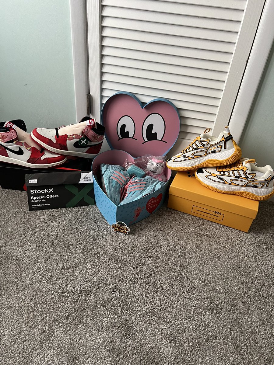 They all made it home safe. 1 reach back and 2 must haves! Thanks <a href="/natureboichuck/">NATURE.🌴</a> 🐽🌴for the pick-up and thanks <a href="/JohnGeiger_/">John Geiger</a> for making theses a reality! Thanks stockx for a chance to get a pair I previously missed on. ❤️
