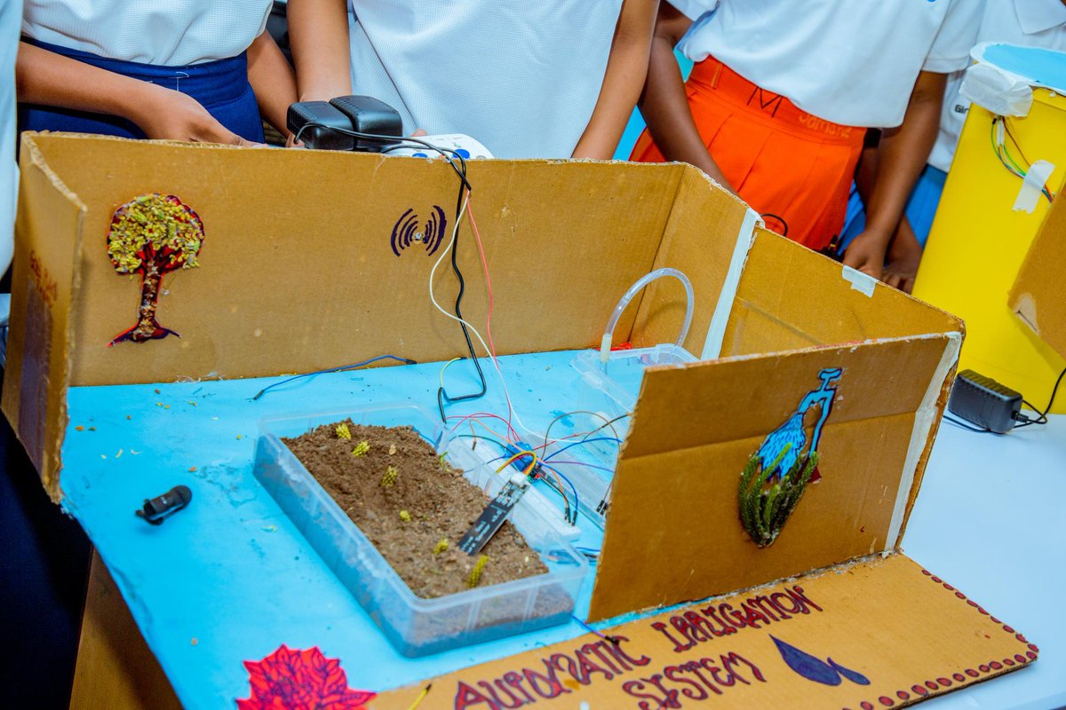 Waziri wa Mawasiliano na Teknolojia ya Habari, Mhe. Jerry William Silaa (Mb), akifanya ukaguzi wa ubunifu wa kiteknolojia uliofanywa na wanafunzi walioshiriki mafunzo ya TEHAMA kwa wasichana 2025, yaliyofanyika katika ukumbi wa AICC, Jijini Arusha.