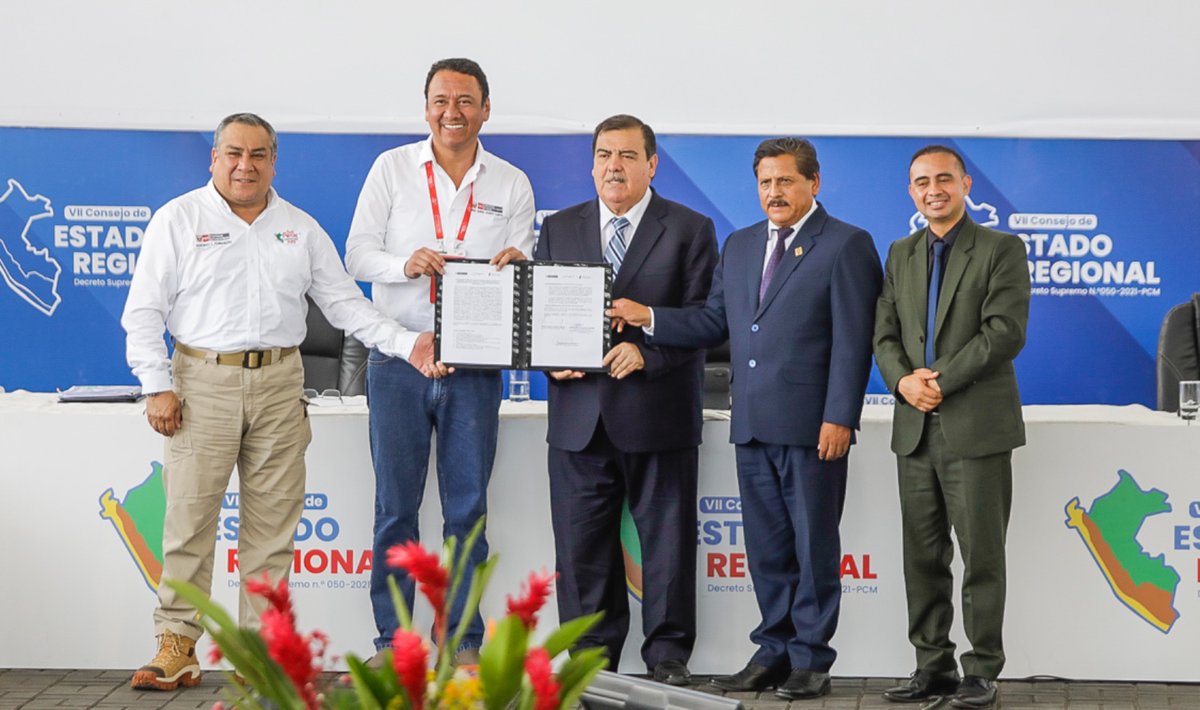 💧 ¡Avance para el desarrollo hídrico y agrícola!
MIDAGRI, junto a los GORE de Huancavelica e Ica y la MANRHI, firmó un convenio para proyectos que ampliarán la frontera agrícola y beneficiarán a productores de Huaytará, Castrovirreyna, Pisco, Lanchas y Villacurí. #Huancavelica