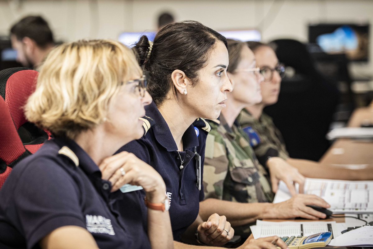 FAA_Officiel's tweet photo. Du 08/04 au 10/04, l’état-major des #FAA a mené l’exercice #DIODON qui vise à renforcer la préparation des FAA en vue de la saison cyclonique 💪. Il s’appuie sur un scénario fictif durant lequel un ouragan de catégorie 2 🌪️frapperait les #Antilles et notamment la #Martinique. https://t.co/vardGWMx24