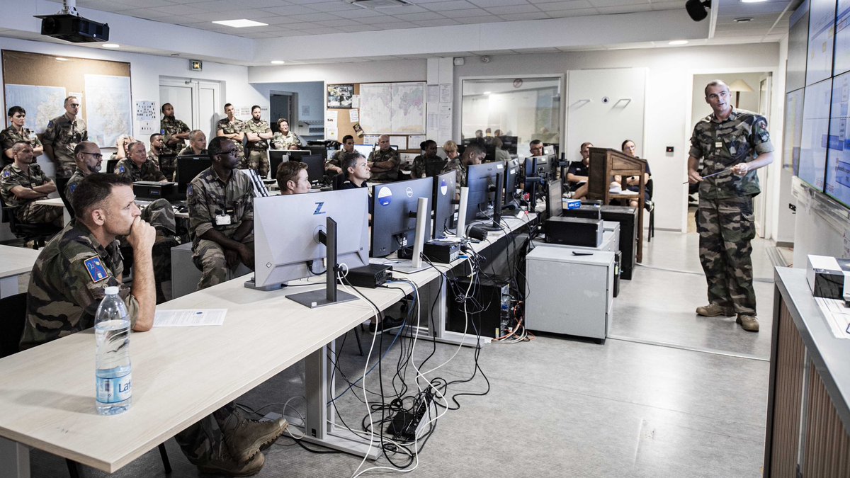 FAA_Officiel's tweet photo. Du 08/04 au 10/04, l’état-major des #FAA a mené l’exercice #DIODON qui vise à renforcer la préparation des FAA en vue de la saison cyclonique 💪. Il s’appuie sur un scénario fictif durant lequel un ouragan de catégorie 2 🌪️frapperait les #Antilles et notamment la #Martinique. https://t.co/vardGWMx24