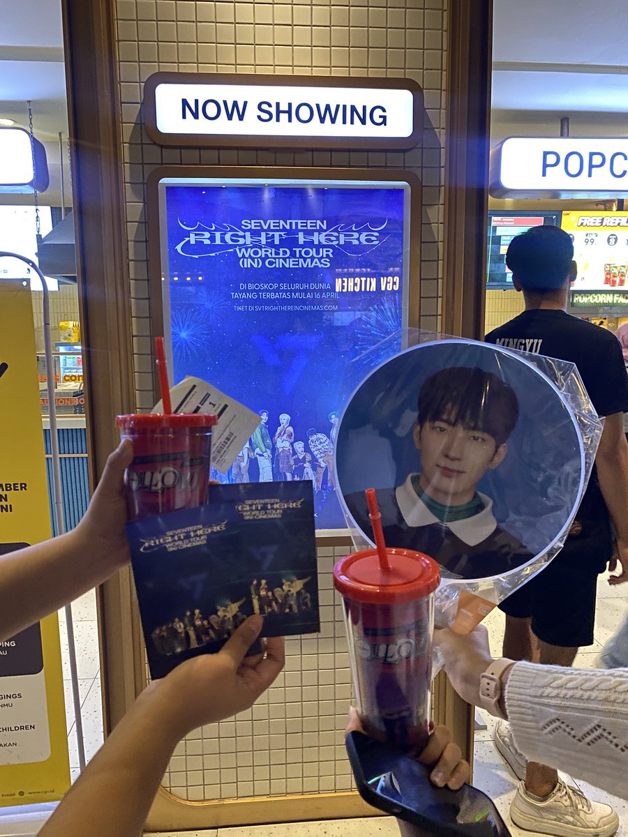 kimin9yuu__'s tweet photo. Caratdeulll buat kalian yg mau nonton besok, jangan lupa buat redeem postcard di booth ticket barengan sama tempat popcorn ya! tanya nya gini "kak, aku mau redeem postcard sama STICKER NYA dong" soalnya tdi banyak yg nanya dan banyak yg ga dapet sticker nya juga https://t.co/nklDe7iXES