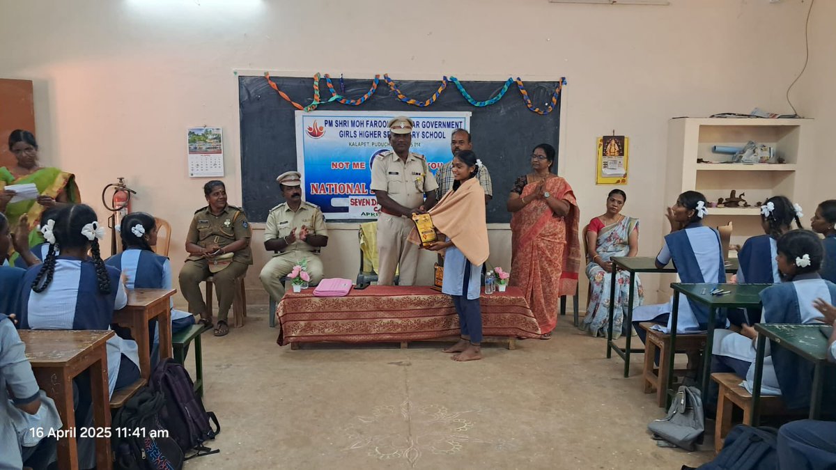 Kalapet Police organized a powerful awareness program on child abuse &amp; drug abuse at PM Shri GGHSS, Periyakalapet! 🚨 Students participated in essay &amp; drawing competitions, promoting creativity &amp; awareness. 👏 Winners were felicitated, inspiring a brighter future! 🌟 #ChildSafety