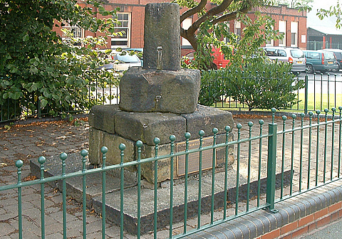 WiganHistory's tweet photo. Mab's Cross is a boundary marker datig from around the 13th century and first being mentioned in 1277. It is one of the four markers of the route from Wigan to Chorley. It was part of a disproven legend, but it's still worth a read.

#MabsCross #Charity #LocalHistory #Wigan https://t.co/QM1ldvaax4