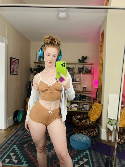 Watch Amy Ginger Hart's leaked NSFW photo on TwXstars