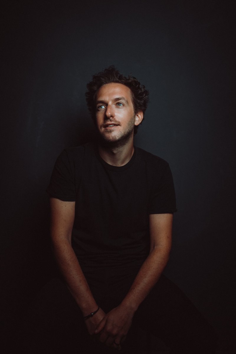 Chatel_Guyon's tweet photo. #humour 
Michaël Hirsch sera à la recherche de la joie de vivre au Théâtre de Châtel-Guyon, lors de la présentation de son nouveau seul en scène humoristique « Peau fine », le 16 mai. Un spectacle drôle qui fait du bien !😄Informations et billetterie 👉 https://t.co/KuXD5gYdXW https://t.co/oPZycUnD0w