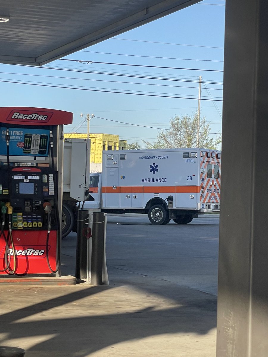 tm0499's tweet photo. We want qualified people handling these kinds of situations #clarksville #tn #montgomerycounty #ambulance #fail #gaspump https://t.co/TdjF8clp2h