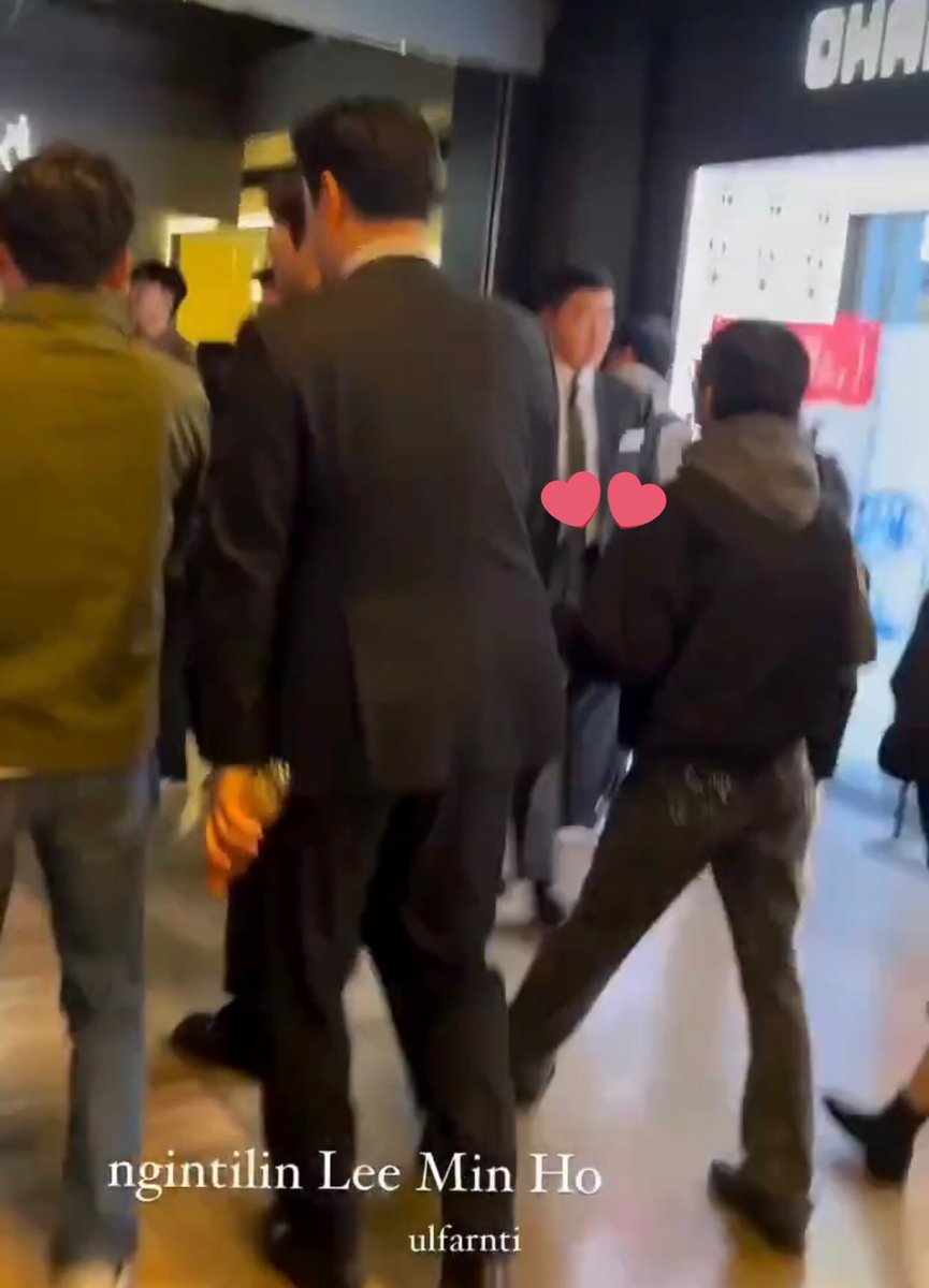 Celinapooja's tweet photo. WAIT A MINUTE!!! LeeMinho has got to be holding GoEun hand why is her hand up hanging in the air!!!! Why is his bodyguard guarding KimGoEun where are they going together????
I NEED ANSWERS😭😭😭😭
#LeeMinHo
#KimGoEun https://t.co/Dd59DlXjTP