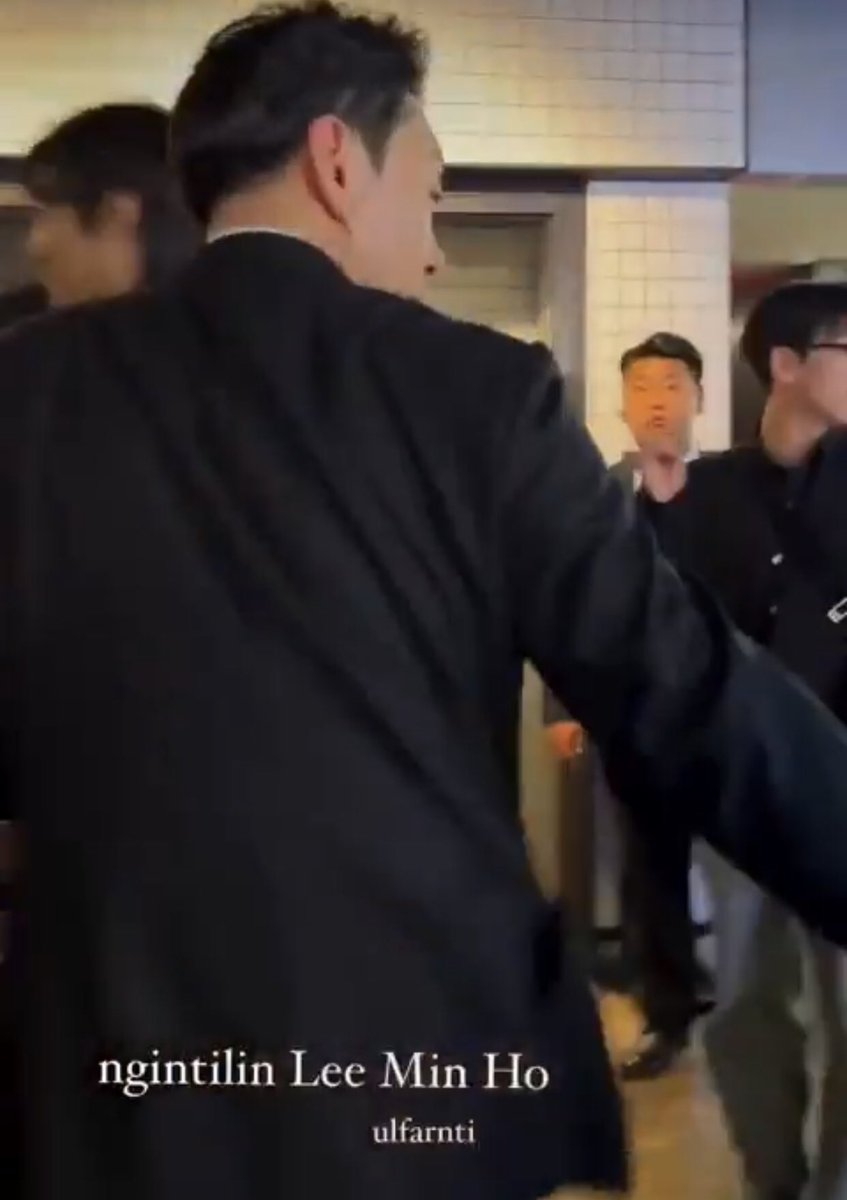 Celinapooja's tweet photo. WAIT A MINUTE!!! LeeMinho has got to be holding GoEun hand why is her hand up hanging in the air!!!! Why is his bodyguard guarding KimGoEun where are they going together????
I NEED ANSWERS😭😭😭😭
#LeeMinHo
#KimGoEun https://t.co/Dd59DlXjTP