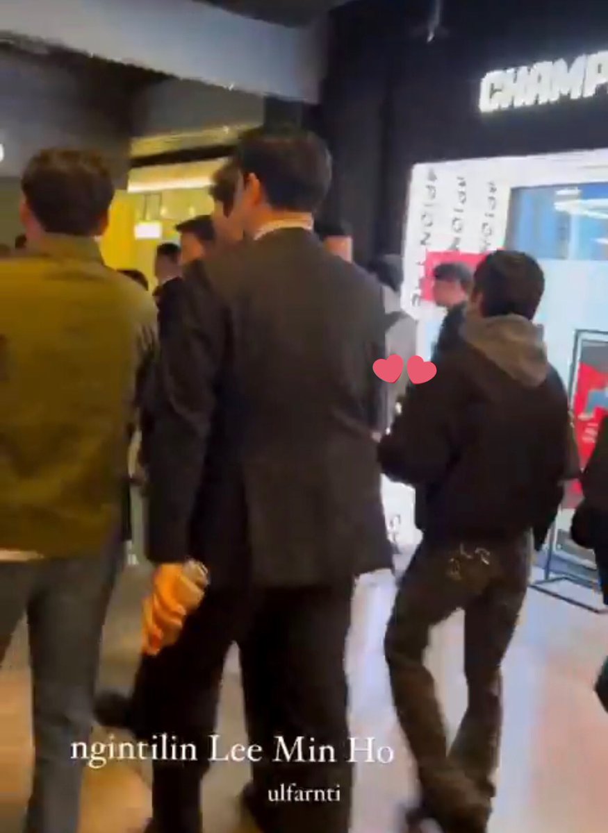 Celinapooja's tweet photo. WAIT A MINUTE!!! LeeMinho has got to be holding GoEun hand why is her hand up hanging in the air!!!! Why is his bodyguard guarding KimGoEun where are they going together????
I NEED ANSWERS😭😭😭😭
#LeeMinHo
#KimGoEun https://t.co/Dd59DlXjTP