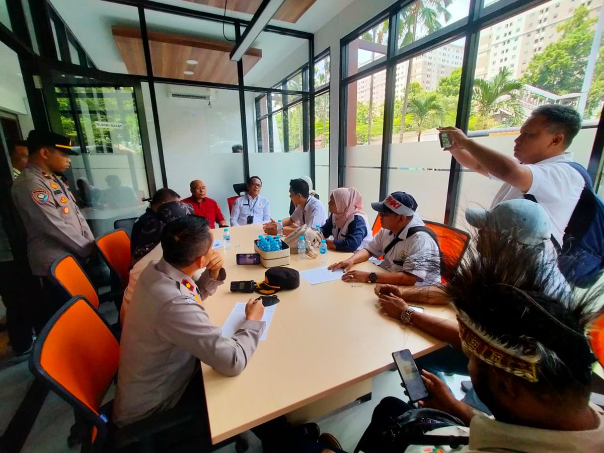 Kami di PHK Menteri Desa tanpa sebab. Tolong kami untuk di viralkan karena di negeri ini No Viral No Justice
#copotmentridesayandrisusanto 
<a href="/Metro_TV/">METRO TV</a> 
<a href="/KompasTV/">KOMPAS TV</a>
<a href="/tvOneNews/">tvOnenews</a> 
<a href="/officialinews_/">iNews</a> 
<a href="/Beritasatu/">BeritaSatu</a> 
<a href="/GlobalTV/">Global TV</a>